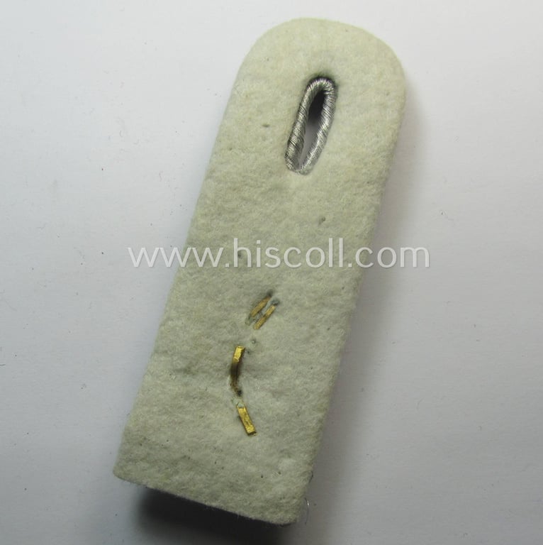 Single - albeit nevertheless rarely seen! - WH (Heeres) officers'-type and neaty 'cyphered' shoulderboard as was intended for usage by an: 'Oberleutnant der Inf.-Truppen u. Mitglied der Heeres-Unteroffiziers-Schule Freiberg o. Frankenstein'