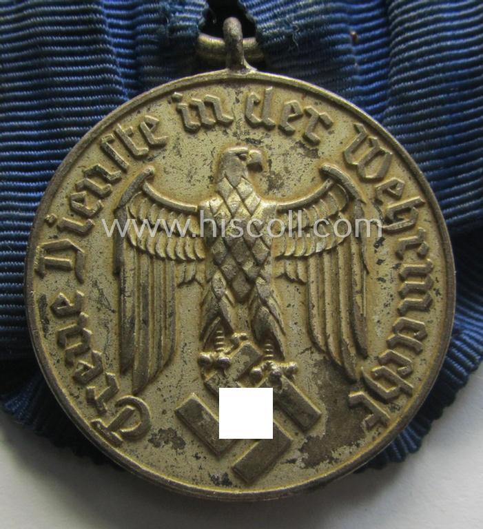 Tarnished silver-toned WH (Luftwaffe) so-called: 'Einzelspange' showing a: 'WH-Dienstauszeichnung 4. Stufe' (as was intended for 4 years of loyal-service) and that shows a detailed, Luftwaffe-type-eagle-device, period-attached