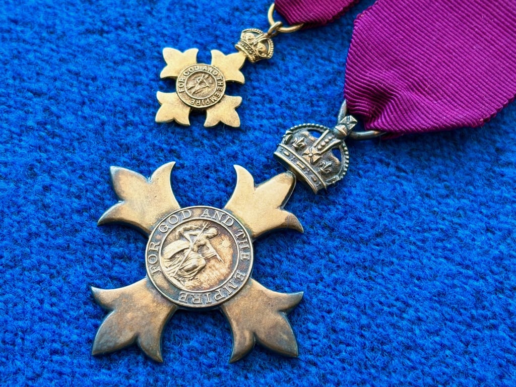 AUTHENTIC BRITISH WWI 1917 CASED OBE STERLING SILVER SET MEDAL WITH MINIATURE.