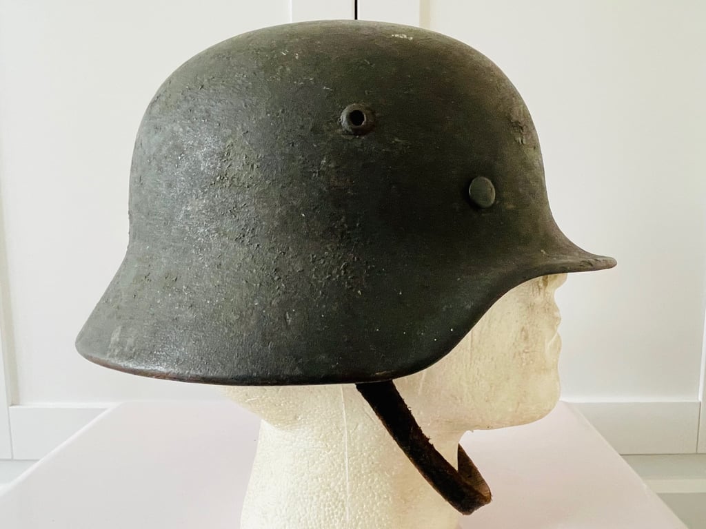 WWII GERMAN SINGLE DECAL NAMED ARMY HELMET WITH THICK GREY WOODCHIP OVERPAINT