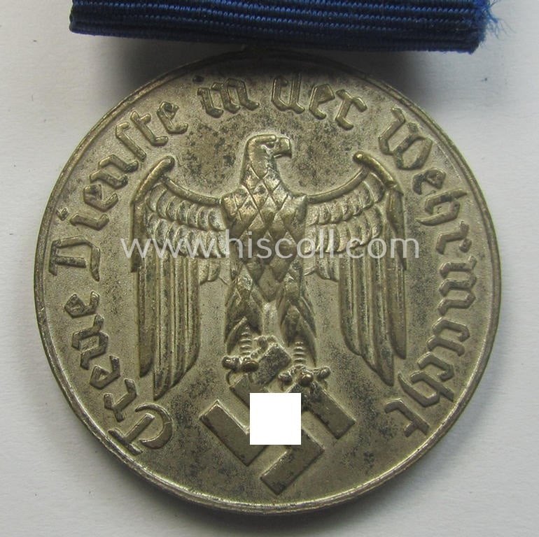 Silver-toned WH (Heeres o. KM) so-called: 'Einzelspange' showing a: 'WH-Dienstauszeichnung 4. Stufe' (as was intended for 4 years of loyal-service) and that shows a detailed, Heeres o. KM-type-eagle-device, period-attached