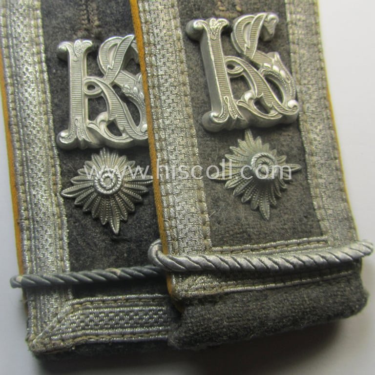 Truly used - and fully matching! - pair of WH (Luftwaffe) NCO-type shoulderstraps as piped in the golden-yellow-toned branchcolour as intended for a: 'Feldwebel u. Offiziers-Anwärter der Flg. o. Fj-Trpn. u. Mitglied einer Kriegsschule'