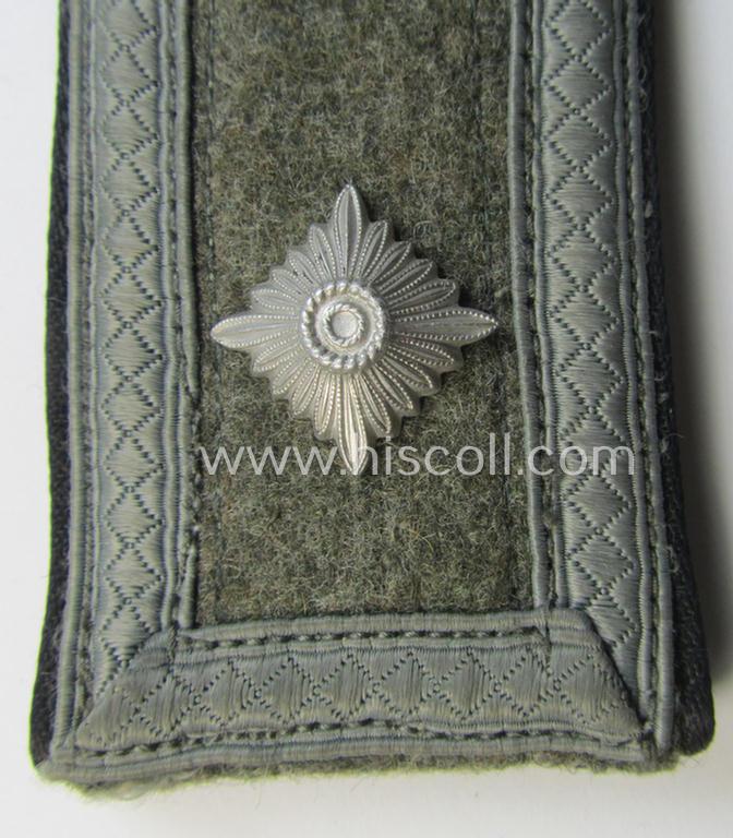 Single, later-war-period so-called: 'M44'-pattern, simplified WH (Heeres) NCO-type shoulderstrap as piped in the black-coloured branchcolour as was intended for usage by a: 'Feldwebel eines Pionier-Abteilungs'