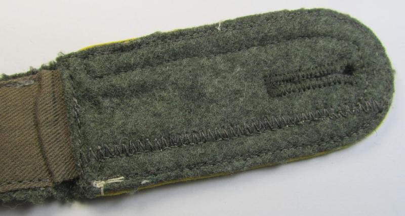 Single, mid-war-period, so-called: 'M43'-pattern, WH (Heeres) NCO-type shoulderstrap as piped in the bright-yellow-coloured branchcolour as was intended for usage by an: 'Uffz. der Nachrichten-Truppen'