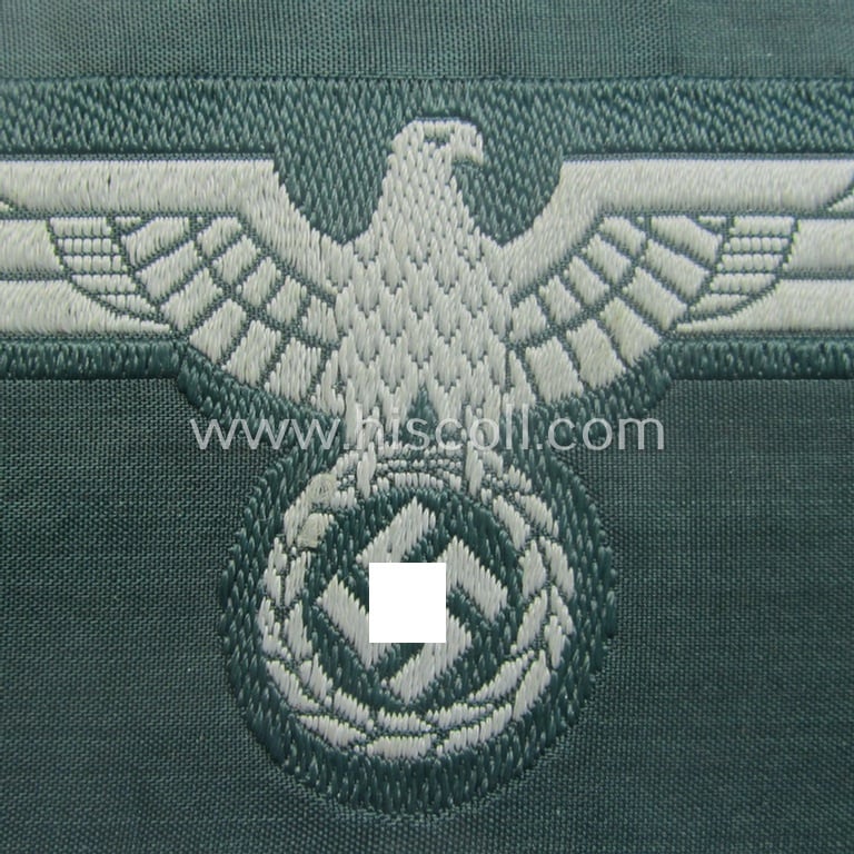 WH (Heeres) early- (ie. pre-war-) period- and/or greyish-coloured breast-eagle of the: 'M36'- (ie. 'M40'-) pattern as was executed in the 'BeVo'-weave pattern on a darker-green-coloured background
