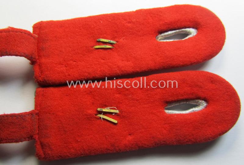 Attractive - and/or fully matching! - pair of WH (Luftwaffe) officers'-type, bright-red-piped and neatly 'cyphered' shoulderboards as was specifically intended for a: 'Leutnant der 8. Flak-Divison'