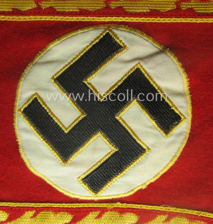 Superb - and equally rarely encountered! - N.S.D.A.P.-type, smooth-woolen-based armband (ie. 'Armbinde für politischen Leiter') as was intended for usage by an: 'N.S.D.A.P. Kreisleiter eines Hauptamtes'