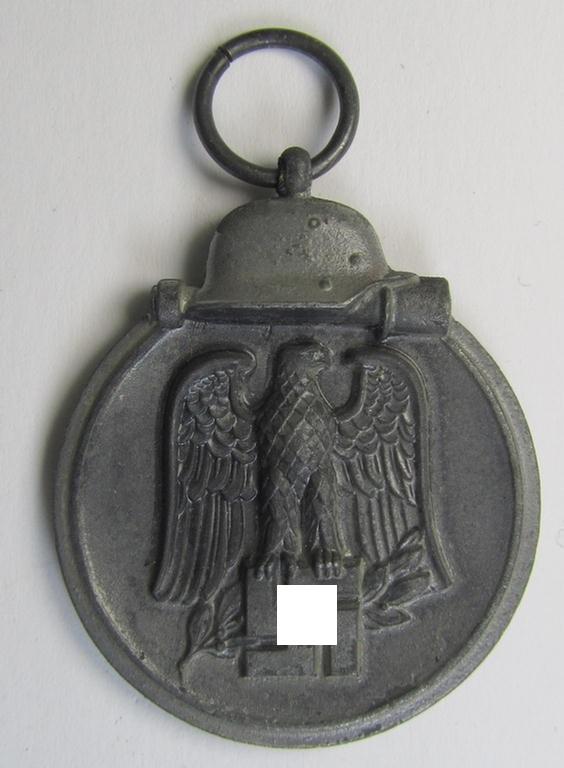 Medal-set: 'Winterschlacht im Osten 1941-42' being a clearly maker- (ie. '55'-) marked- (and/or 'Feinzink'-based) specimen by the maker: 'J.E. Hammer & Söhne' and that comes together with its (non-confectioned) ribbon (ie. 'Bandabschnitt')