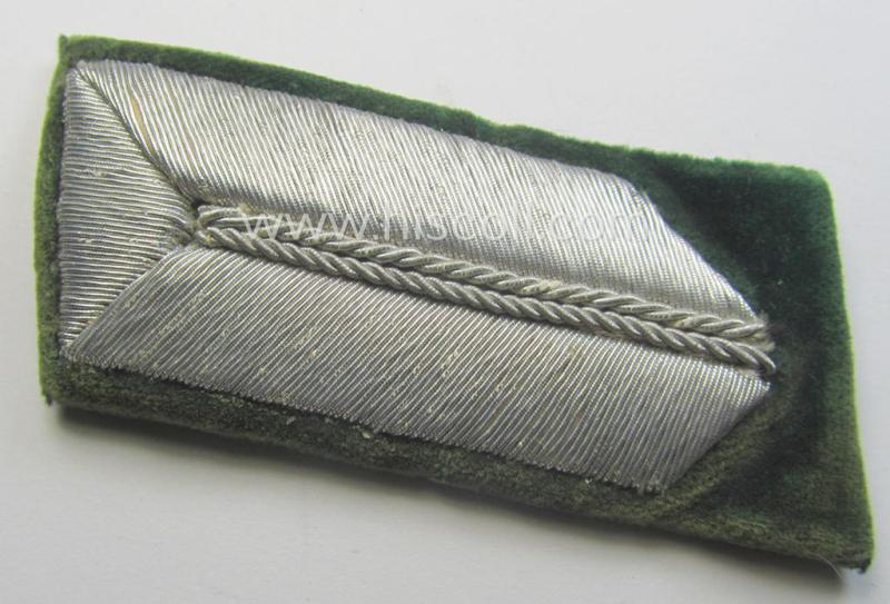Pair of RAD- (ie. 'Reichsarbeitsdienst') officers'-type collar-tabs onto a green-coloured background: 'mittlere RAD-Führer'