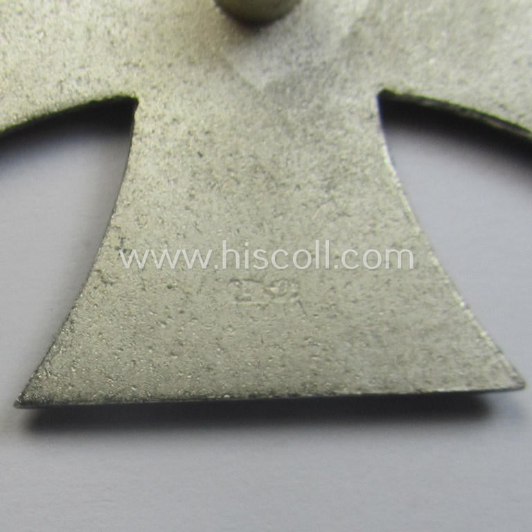 Hardly used, 'Eisernes Kreuz 1. Klasse' (or: Iron Cross 1st class), as executed in the scarcely seen so-called: 'screw-back-version', being an 'L/54'- (= 'S&H'-) marked example