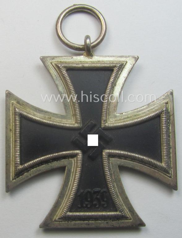 Iron Cross 2nd class (or: 'EK II. Klasse') being a non-maker-marked example that comes together with its original (shortened and orange-red-coloured) ribbon (ie. 'Bandabschnitt') as was produced by the desirable 'C.E. Juncker'-company