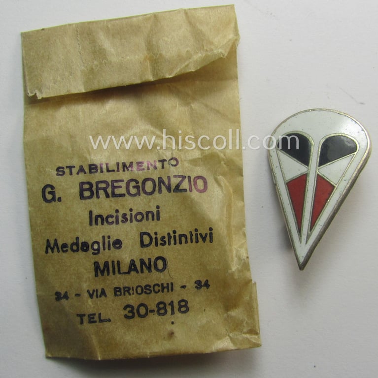 Neatly enamelled, WH (Luftwaffe) so-called: 'Truppen-Traditionsabzeichen des 1. Fallschirm-Korps' that comes stored in its period, 'Cellophan'-based pouch by the (Italian) maker: 'G. Bregonzio - Milano'