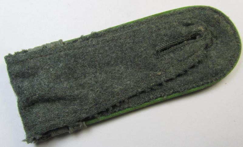 Single - but nevertheless scarcely found! - WH (Heeres) I deem mid-war period- (ie. 'M43'-pattern-) EM-type shoulderstrap as was intended for usage by a: 'Soldat u. Feldwebel-Anwärter der Panzer-Grenadier-Truppen'