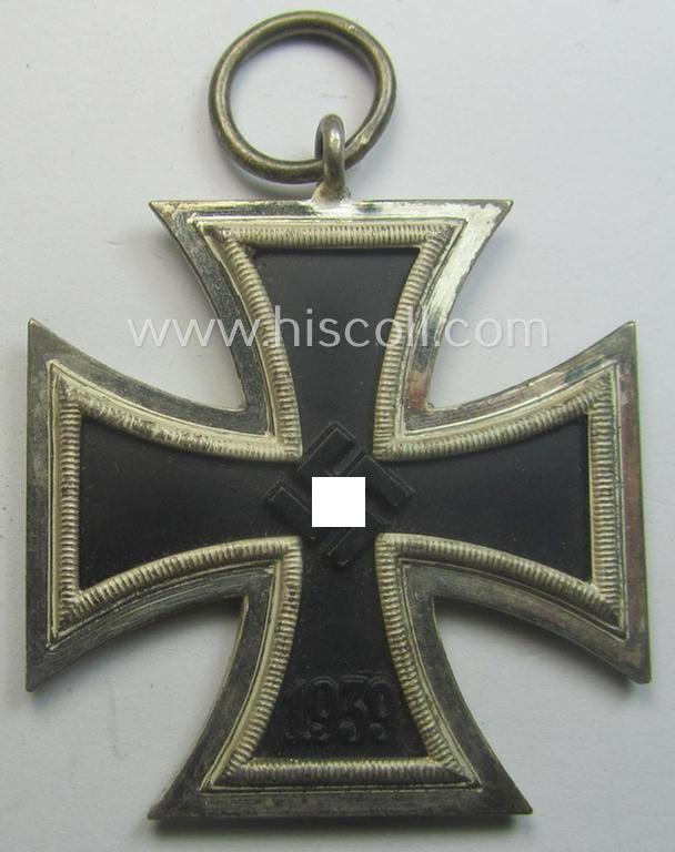 Medal-set: 'EKII. Kl.' comprising of a maker- (ie. '100'-) marked example that comes together with its ribbon (ie. 'Bandabschnitt') and (rarely seen!) 'Zellstoff'-based pouch as produced by the maker (ie. 'Hersteller'): 'Wächtler & Lange'