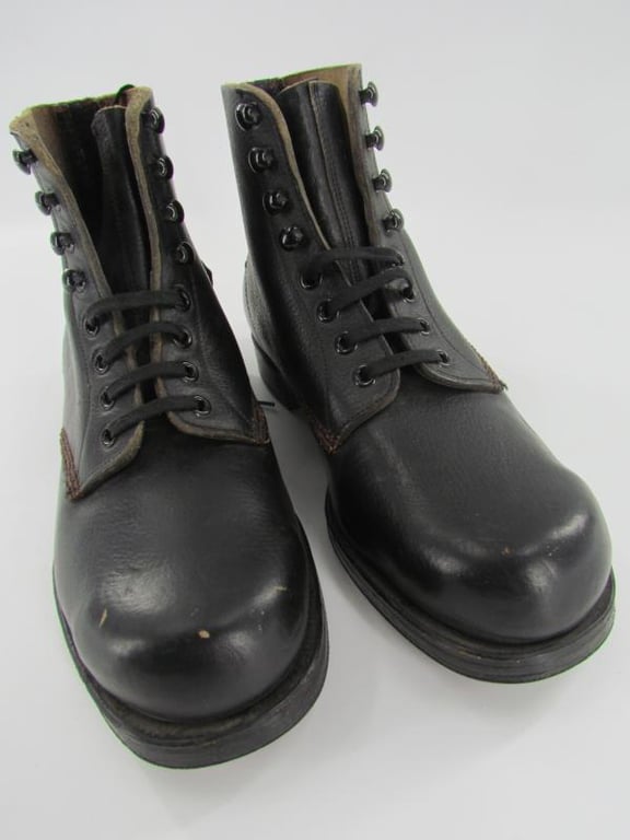 Low Boots ( Schnurschuhe ) with hobnails