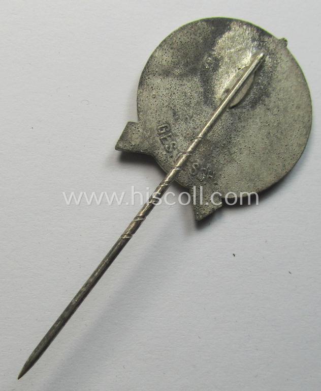 Bright-silver-toned, D.R.K.B. (or: 'Deutscher Reichskriegerbund' aka 'Kyffhäuserbund') shooting-related lapel-pin (ie. 'Schiessauszeichnung') being a non-maker-marked example showing two swastikas, two crossed rifles and 'Kyffhäuser'-monument