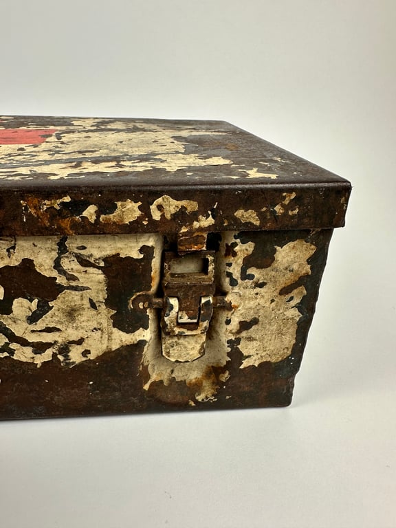 WW2 German "Verbandkasten " white whit red cross