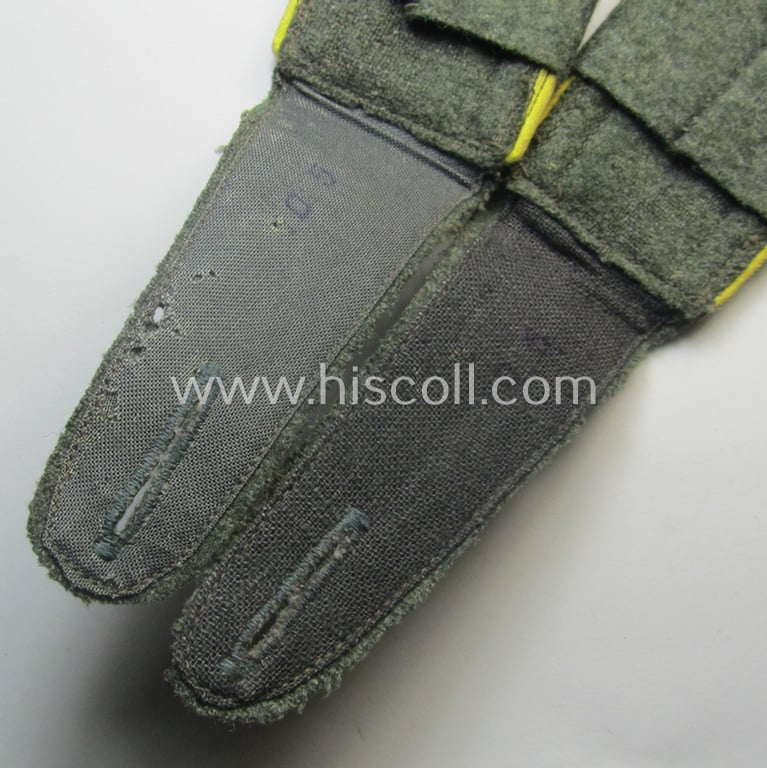 Pair of WH (Heeres) so-called: 'M40- o. M43'-styled NCO-type shoulderstraps having a pair of 'A'-'Überschuben' period-attached as intended for an: 'Uffz. eines Nachr.-Rgts. o. Abts.'