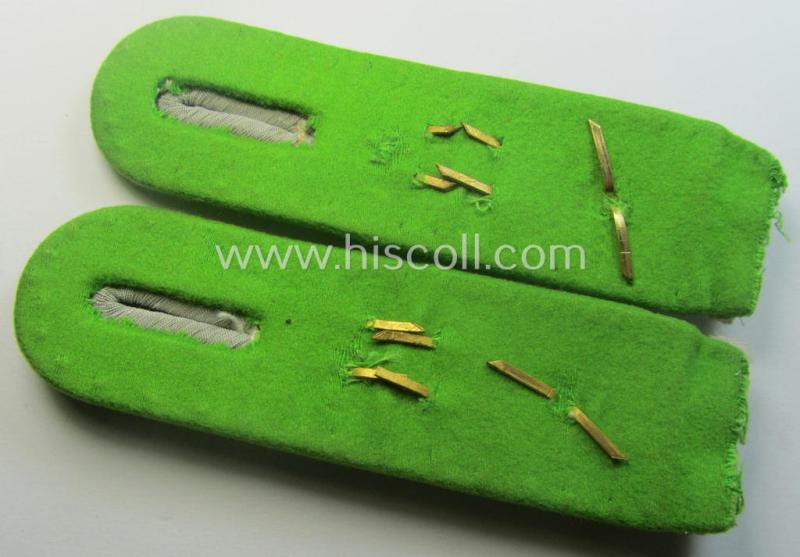 Pair of WH (Heeres) officers'-type shoulderboards: 'Oberleutnant des Grenadier-Rgts. 13'