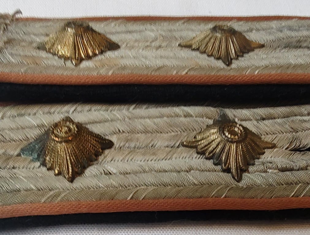 Schulterstücke für Führer der Waffen-SS Konzentrationslager - SS-Hauptsturmführer