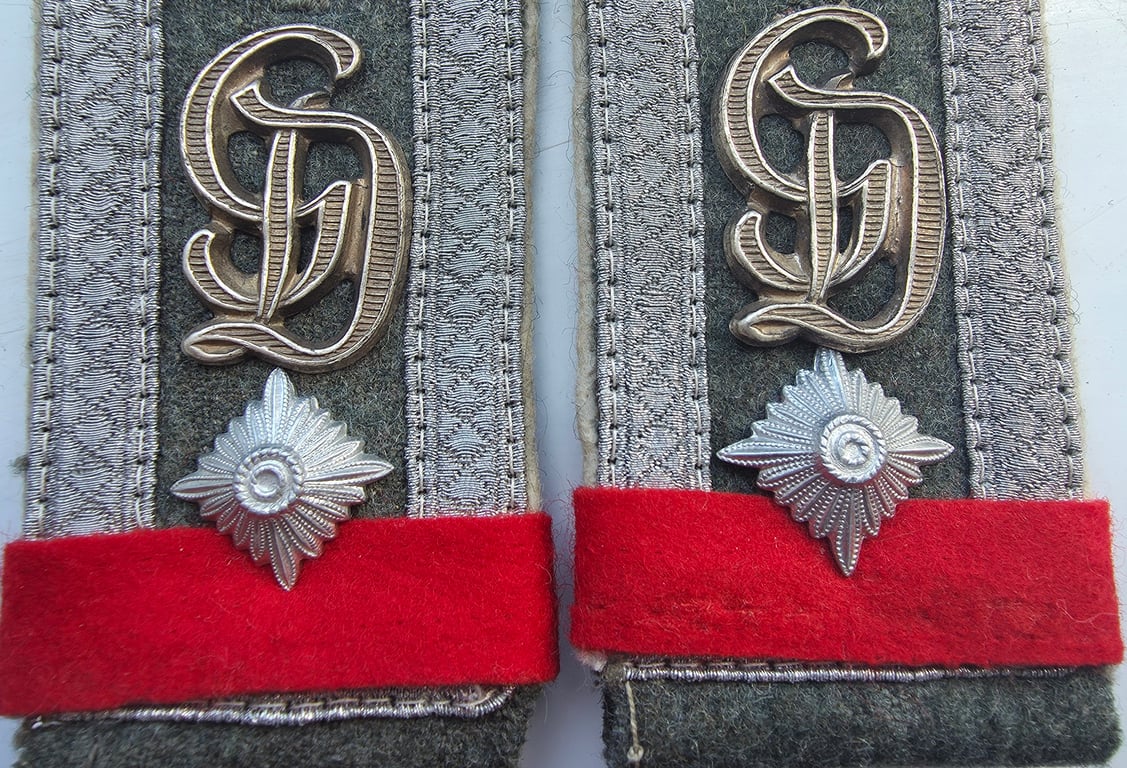 M40 GD (Grossdeutschland) Infantry NCO Fus.Regt. shoulder straps.