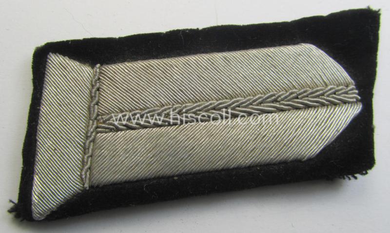 Neat pair of RAD- (ie. 'Reichsarbeitsdienst') hand-embroidered, officers'-type collar-tabs (of the 2nd pattern) as mounted onto a black-coloured- (ie. velvet-based) background as intended for a medium-ranked RAD-officer ('mittlere Führer')