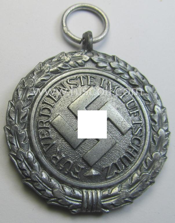 'Luftschutz-Ehrenzeichen 2. Stufe' being a clearly maker- (ie. '60'-) marked example as executed in zinc-based metal (ie. 'Feinzink') as was produced by the maker: 'Katz u. Deyhle'