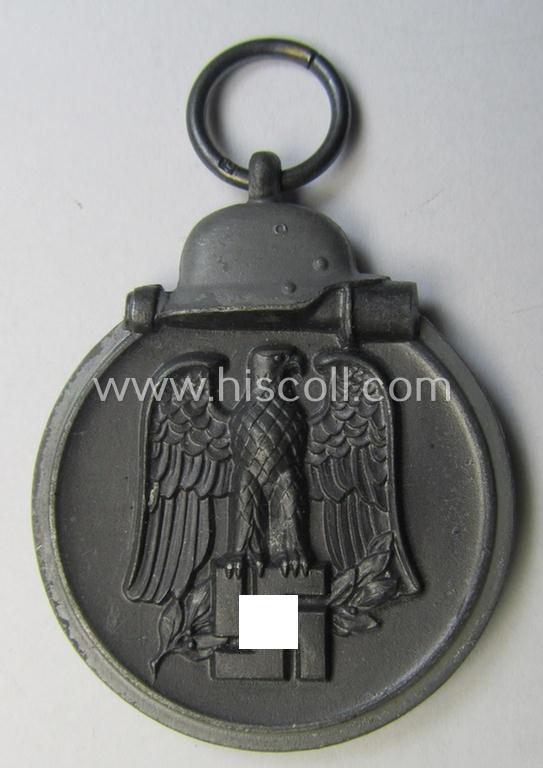 Attractive medal-set: 'Winterschlacht im Osten 1941-42' being a maker- (ie. '6.'-) marked- (and/or 'Feinzink'-based) specimen by the maker: 'Fritz Zimmermann' and that comes together with its (minimally confectioned) ribbon (ie. 'Bandabschni...