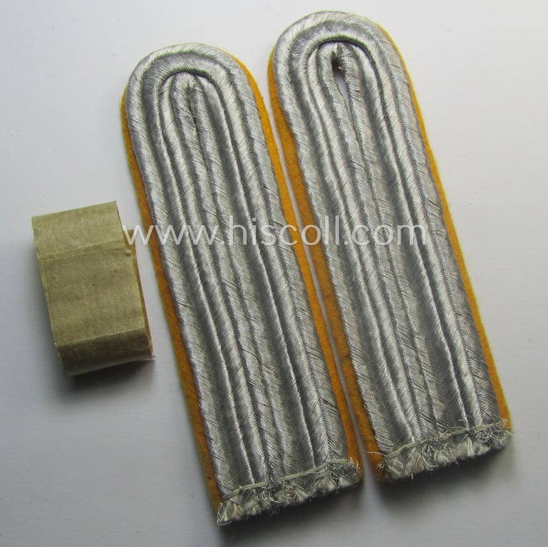'Virtually mint' pair of WH (Luftwaffe) officers'-type shoulderboards as was intended for usage by a: 'Leutnant eines Flieger- o. Fallschirmjäger-Rgts.'