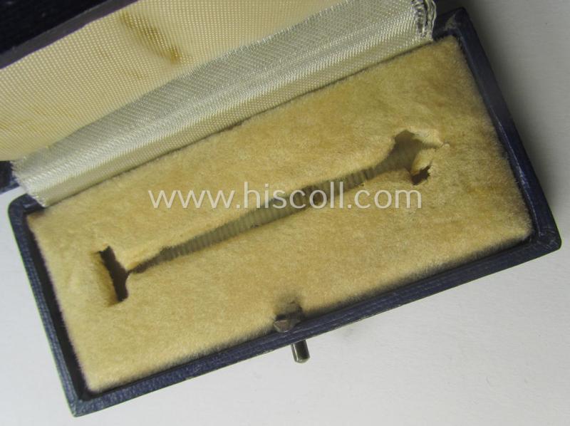 WH (Luftwaffe) etui as was intended to store a: 'Frontflugspange für Kampfflieger - Silber' (or: silver-class bomber-pilots'-clasp ie. FFS) that is showing the imprinted text: 'Frontflugspange für Kampfflieger - Silber'