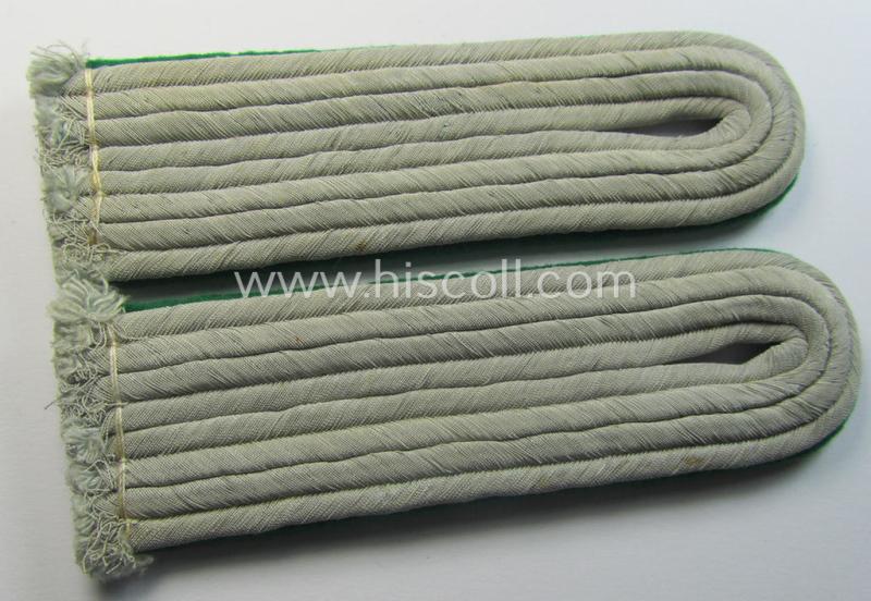 Pair of WH (Heeres), officers'-type shoulderboards: 'Leutnant der Jäger- o. Geb.Jäger-Truppen'