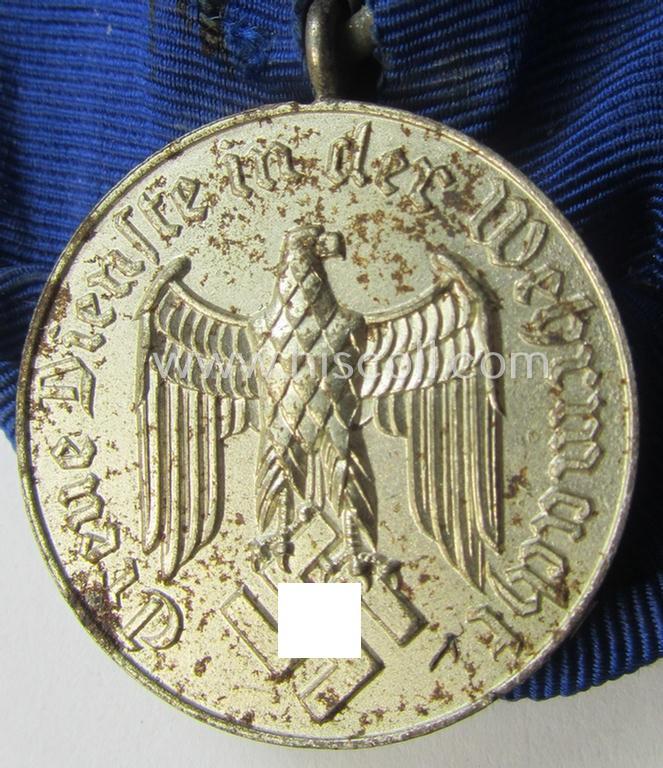 Neat - and truly used! - silver-toned WH (Heeres o. KM) so-called: 'Einzelspange' showing a: 'WH-Dienstauszeichnung 4. Stufe' (as was intended for 4 years of loyal-service) and that shows a detailed (albeit stained), eagle-device, period-attached
