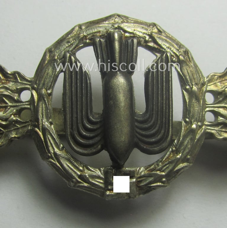 Tombak- (ie. 'Buntmetall'-) based- and/or (typical) non-maker-marked example of a WH (Luftwaffe) 'Frontflugspange für Kampfflieger in Silber' as presumably produced by the: 'C.E. Juncker'-company