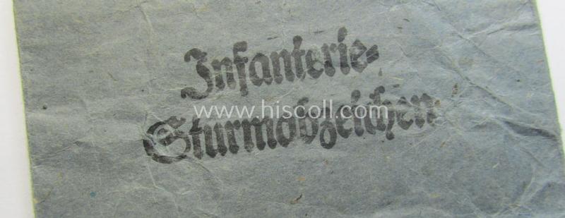 'Zellstoff'-based medal-pouch entitled: 'Infanterie-Sturmabzeichen' (or: silver- ie. bronze-class infantry assault-badge ie. IAB) as executed in typical: 'Zellstoff'-based paper as was intended to store an IAB by the maker: 'Gottlieb & Wagner...