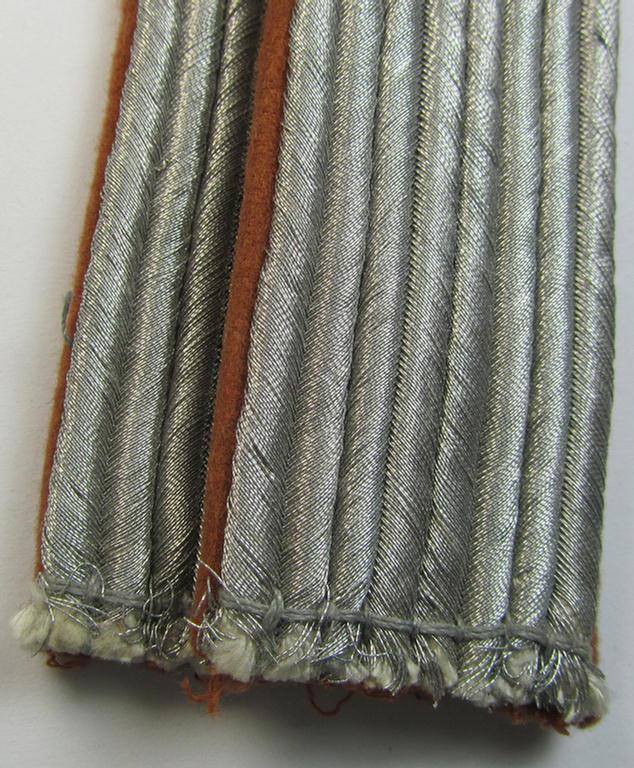 Attractive - and fully matching - pair of WH (Luftwaffe) officers'-type shoulderboards as piped in the light-brown-coloured branchcolour as was intended for a: 'Leutnant der Nachrichten-Truppen'