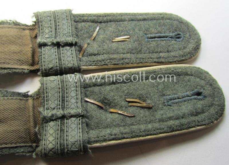 Superb - fully matching and actually truly scarcely seen! - pair of WH (Heeres) NCO-type (ie. 'M40- o. M43'-pattern) shoulderstraps as was intended for usage by a: 'Feldwebel u. Offiziers-Anwärter einer Infanterie Lehr-Bataillons o. Regiments'