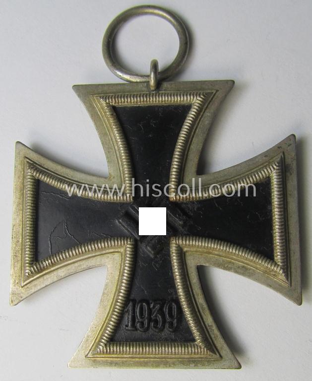 'Eisernes Kreuz II. Klasse' being a non-maker-marked example that comes together with its original- and once-mounted ribbon (ie. 'Bandabschnitt') as was produced by a (by me) unidentified maker (ie. 'Hersteller')