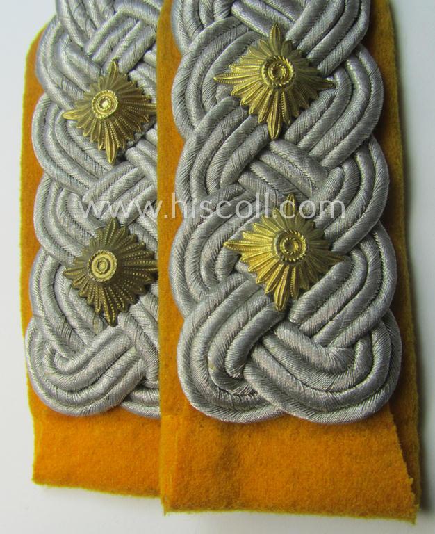 Pair of WH (Luftwaffe) high-ranked, officers'-type shoulderboards as piped in the golden-yellow-coloured brancolour as was intended for usage by an: 'Oberst der Flieger- o. Fallschirmjäger-Truppen'