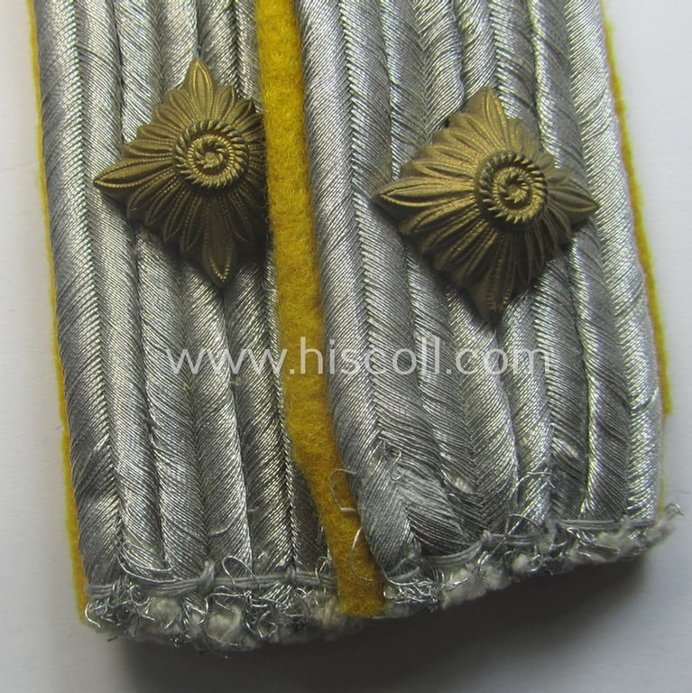 Pair of WH (Luftwaffe) officers'-type shoulderboards as was intended for usage by an: 'Oberleutnant eines Flieger- o. Fallschirmjäger-Rgts.'