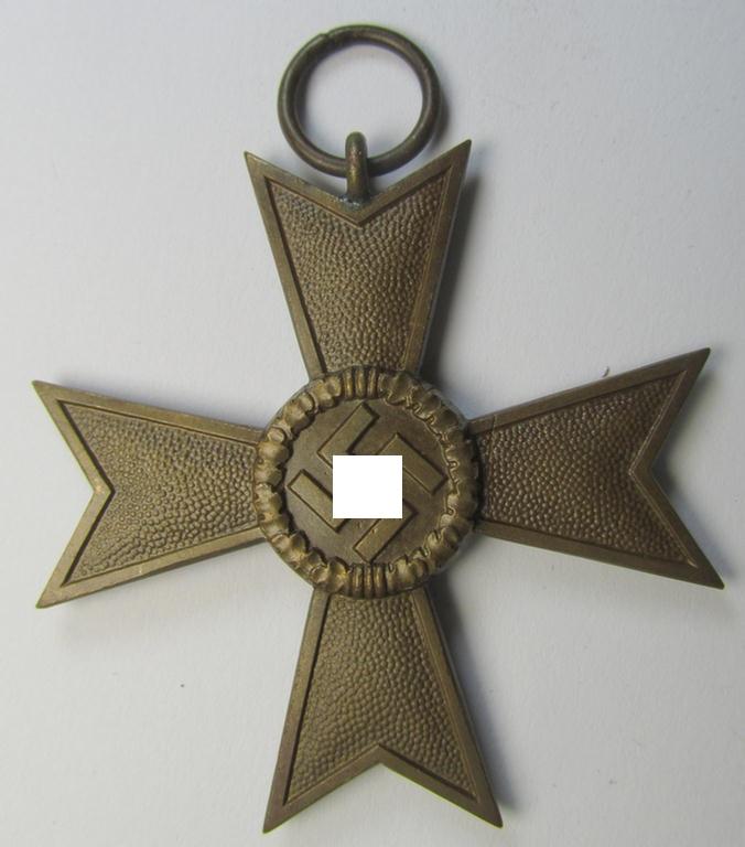 Superb, medal-set: 'Kriegsverdienstkreuz 2. Klasse ohne Schwertern', being a clearly maker- (ie. '1'-) marked specimen by the: 'Deschler u. Sohn' company that comes in a 'virtually mint- ie. unissued', condition