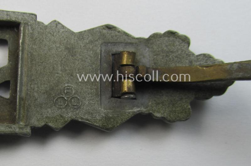 Attractive, 'Nahkampfspange in Bronze' (or: bronze-class close-combat clasp ie. CCC) being a maker- (ie. 'FLL'-) marked, so-called: '3rd pattern'-specimen as was produced by the maker- (ie. 'Hersteller') 'Friedrich Linden'