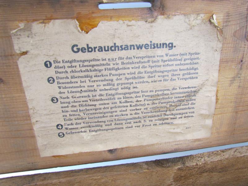 Luftschutz Entgiftungsspritze With Original Wood Crate