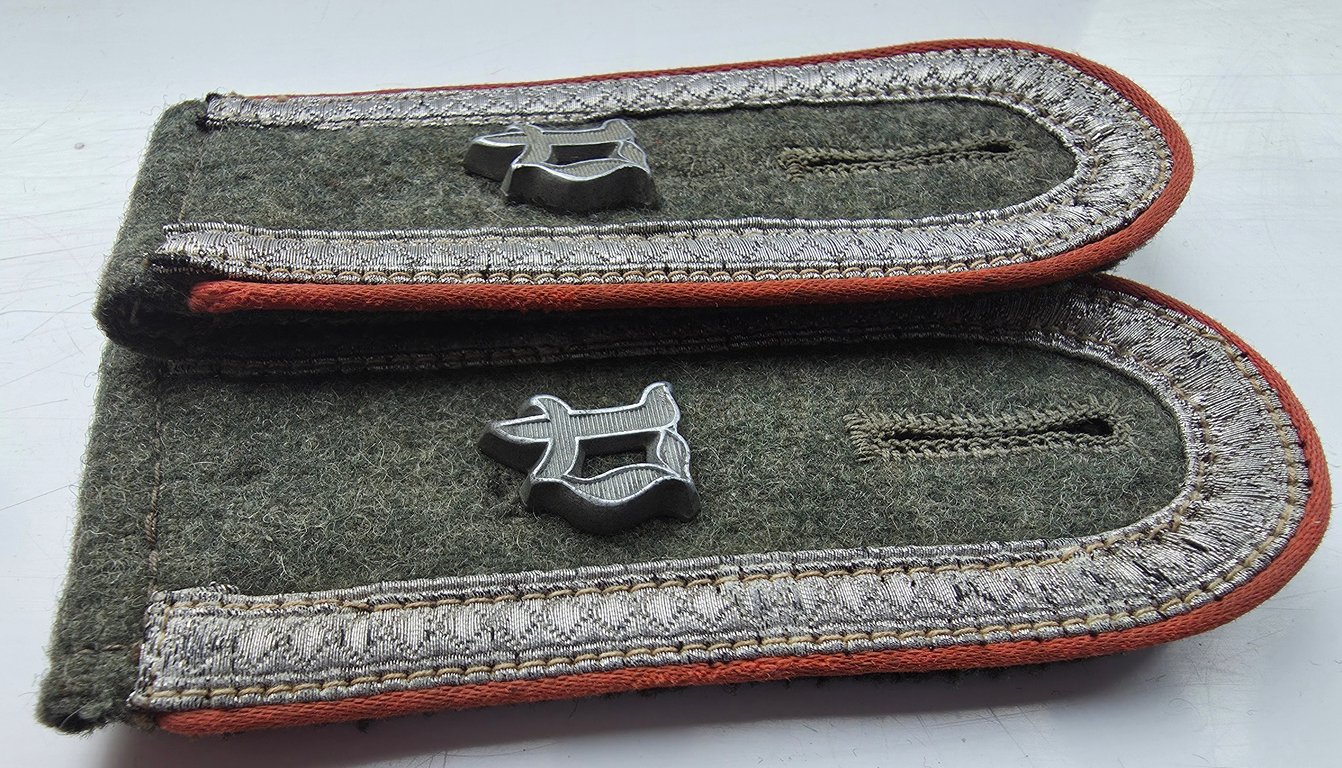 Pair of WH  mid war period 'M40 or M43' pattern NCO type shoulder straps intended for a 'Unteroffizier eines Panzer/Panzerjäger Abts or Rgt.