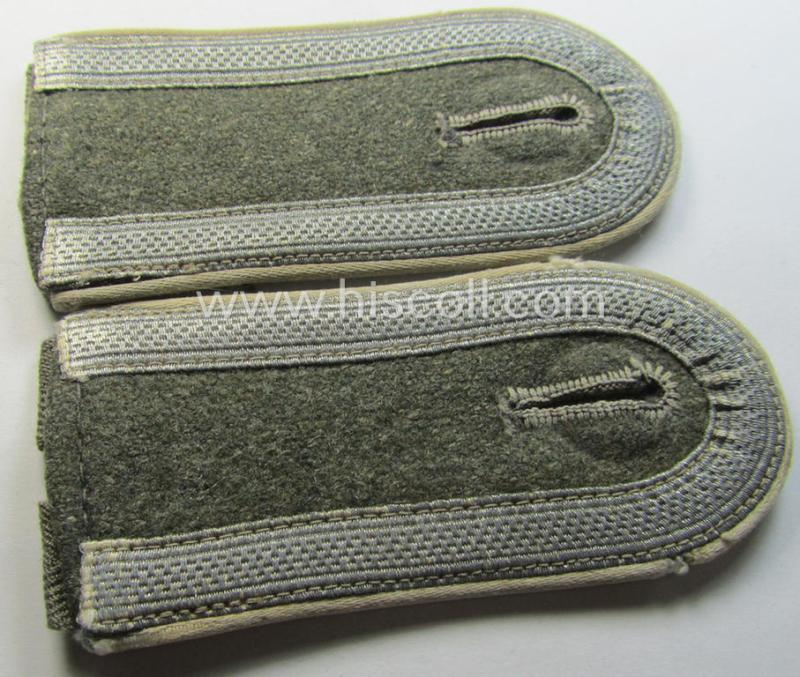 Superb - fully matching and scarcely encountered! - pair of WH (Heeres) later-war period- (ie. 'simplified'- ie. 'M44- o. M45'-pattern-) NCO-type shoulderstraps as was intended for - and clearly worn by! - an: 'Uffz. der Infanterie-Truppen'