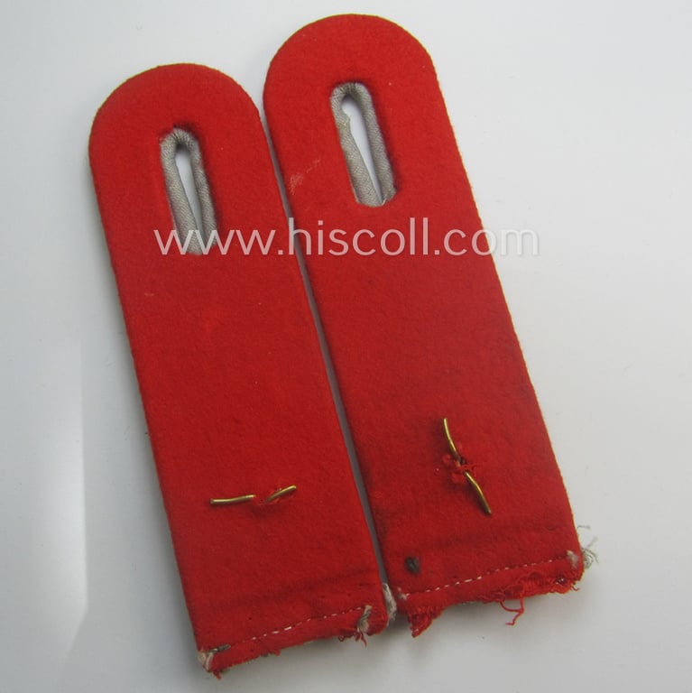 Fully matching pair of WH (Heeres) officers'-pattern shoulderboards as piped in the bright-red-toned branchcolour as was specifically intended for an: 'Oberleutnant eines (Sturm)Artillerie-Rgts. o. Abtgs.'