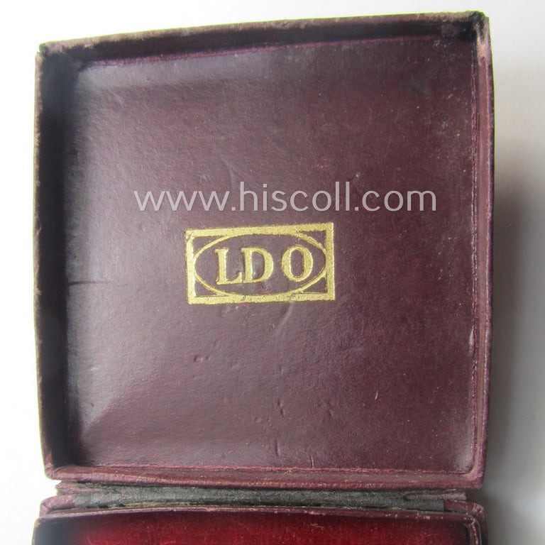 Silver-class wound-badge- (or: 'Verwundeten-Abzeichen in Silber'-) set comprising of a non-maker-marked example as produced by an unidentified 'Hersteller' and that comes stored in its typical 'LDO'-styled etui