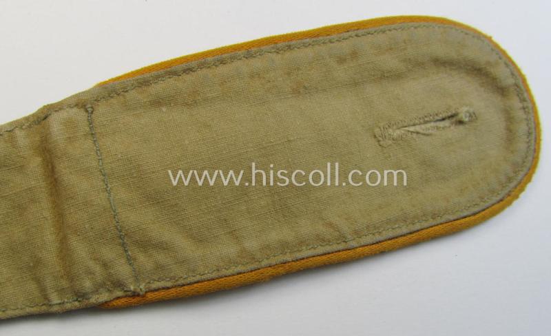 Single, WH (Luftwaffe) tropical-issued, EM-type-shoulderstrap as executed in beige-coloured linnen (as was specifically intended for usage on the tropical-shirts ie. tunics) as was intended for a: 'Soldat der Flieger- o. Fallschirmjäger-Truppen'