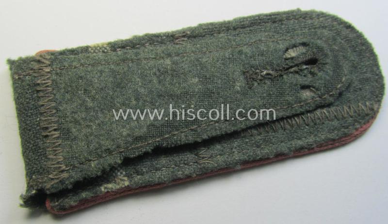 Single - but nevertheless scarcely seen! - WH (Heeres) EM-type shoulderstrap as was piped in the bright-pink branchcolour as was intended for a: 'Soldat' who served within a: 'Pz- o. Panzerjäger-Abt. o. Rgt.'