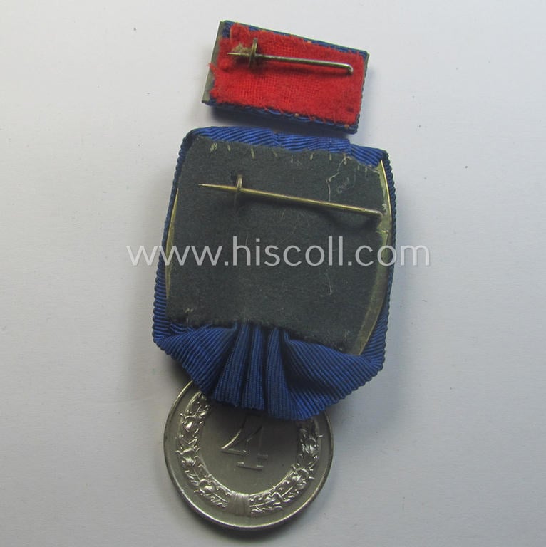 Silver-toned WH (Heeres o. KM) so-called: 'Einzelspange' showing a: 'WH-Dienstauszeichnung 4. Stufe' (as was intended for 4 years of loyal-service) and that shows a detailed, Heeres o. KM-type-eagle-device, period-attached