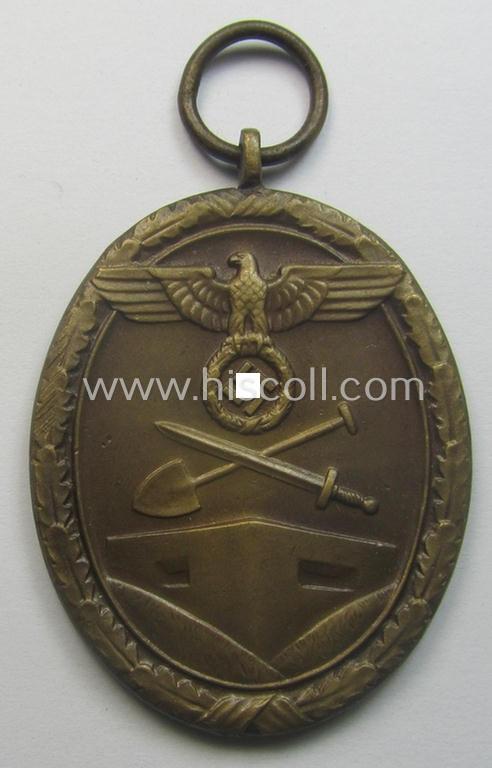 Medal-set: 'Deutsches Schutzwall Ehrenzeichen' (aka: 'Westwall'-medal) being a (typical) non-maker-marked- and/or: typical 'Buntmetall'-based specimen that comes packed in its original pouch of issue by the: 'Peter Wilh. Heb'-company
